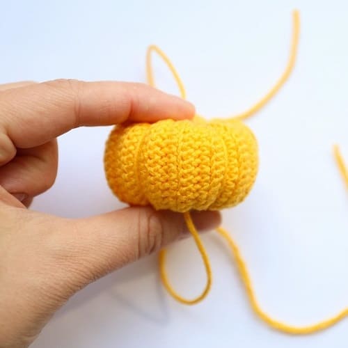 How to Crochet a Charming Pumpkin for Autumn Decor - A Step-by-Step Guide
