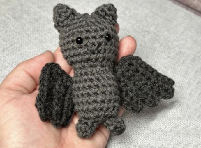 Crochet Fall Mini Bitty Bat Amigurumi (Free Pattern)