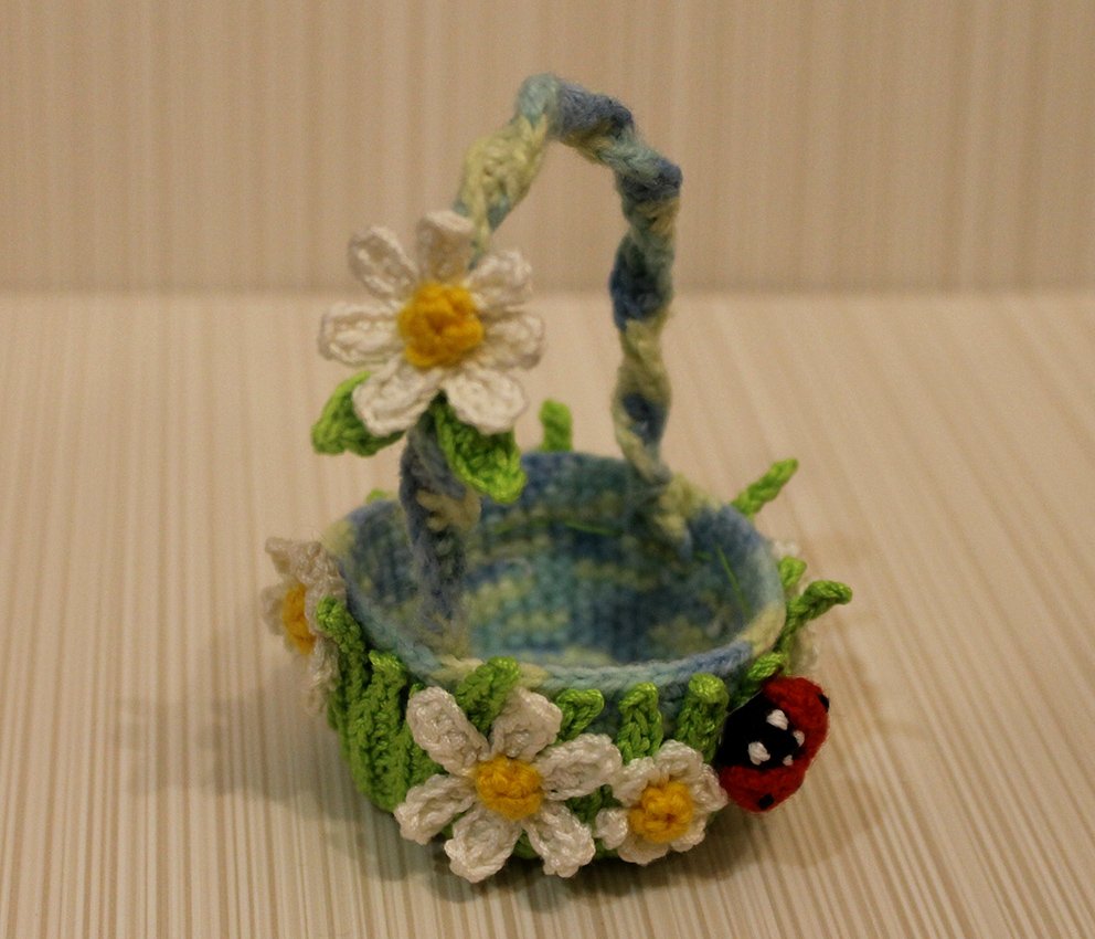Create Your Own Charming Crochet Easter Basket with Chamomile Flowers: A Step-by-Step Guide