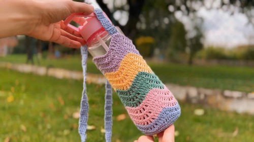 Create Your Own Crochet Wavy Water Bottle Bag: A Stylish and Practical Accessory for Hydration