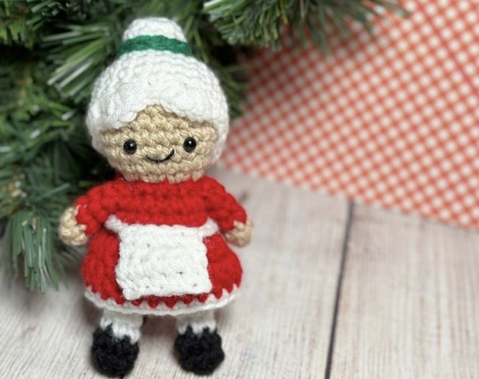 Create Your Own Miniature Mrs. Claus Amigurumi: A Step-by-Step Crochet Guide Create Your Own Miniature Mrs. Claus Amigurumi: A Step-by-Step Crochet Guide