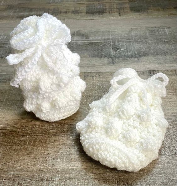 Create Your Own Adorable Crochet Snowball Mini Gift Bag for the Winter Season Create Your Own Adorable Crochet Snowball Mini Gift Bag for the Winter Season