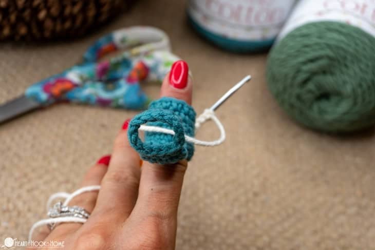 Create Stunning Crochet Finger Cuffs: A Bohemian Accessory for Fashion Lovers