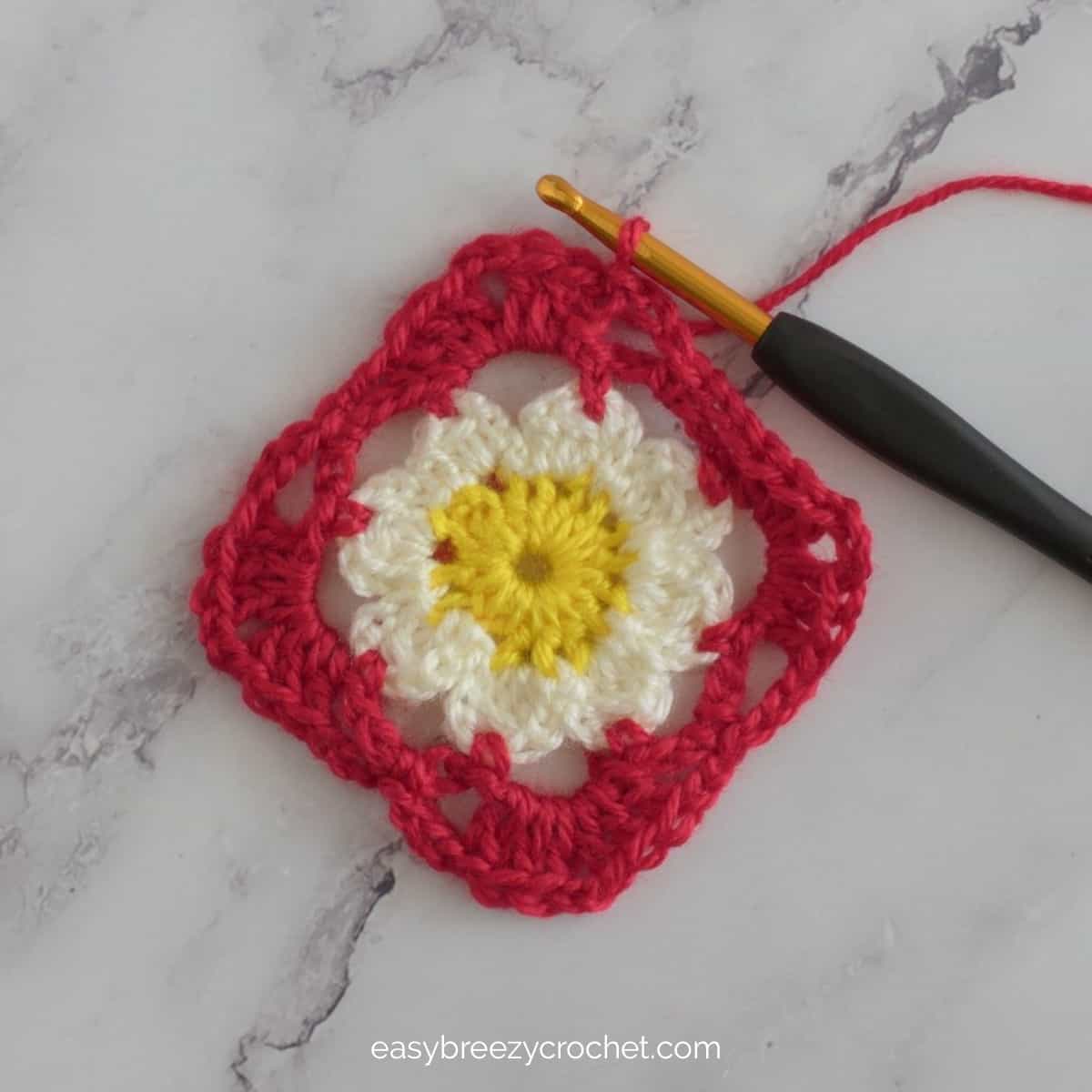 Create Your Own Beautiful Crochet Daisy Granny Square with This Easy Pattern