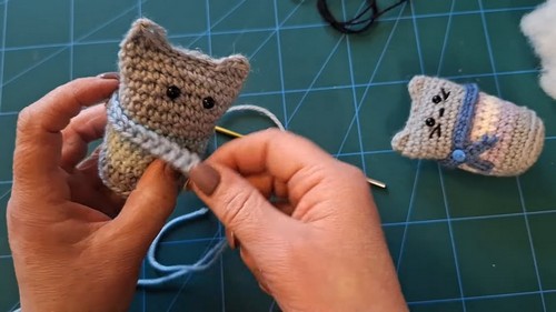 Create a Charming Amigurumi Cat with a Cozy Scarf - A Whimsical Crochet Project