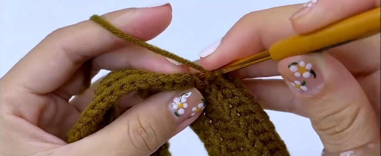 Craft Your Own Crochet Pouch Handbag: A Step-by-Step Guide for Beginners