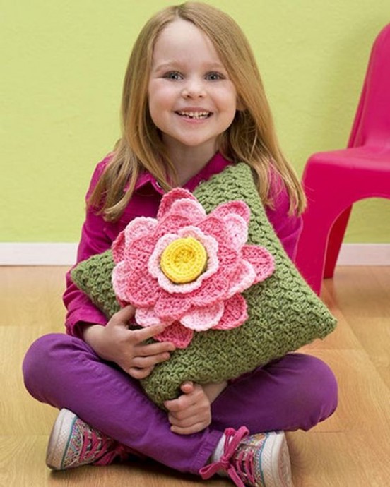 Create a Beautiful Crochet Spring Fling Pillow with Easy Instructions Create a Beautiful Crochet Spring Fling Pillow with Easy Instructions