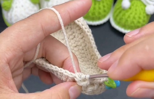 How to Crochet Adorable Baby Booties: A Step-by-Step Guide for Sweet Little Feet