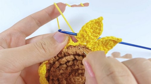 Create Your Own Crochet Sunflower Handbag: A Step-By-Step Guide to Stylish Accessories