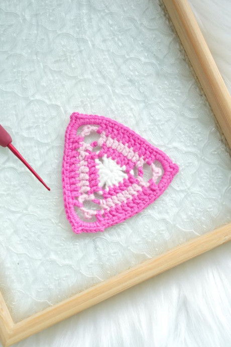 Learn How to Crochet a Triangle Granny Square: A Step-by-Step Guide for All Skill Levels Learn How to Crochet a Triangle Granny Square: A Step-by-Step Guide for All Skill Levels