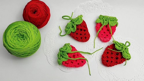 Create Your Own Adorable Crochet Mini Strawberry Pouch – A Step-by-Step Guide