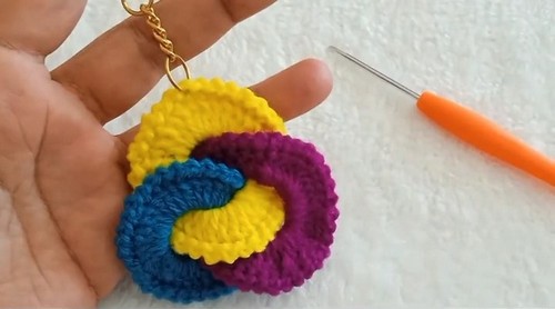 Create a Colorful Crochet Tricolor Keychain: Step-by-Step Guide