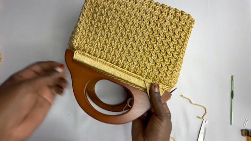 Create Your Stylish Crochet Wooden Handle Bag: A Step-by-Step Guide for Fashionable DIY Enthusiasts