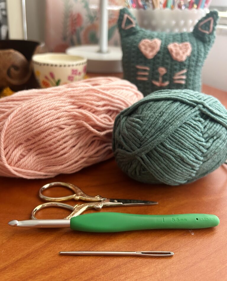 Crochet Hearts-Eyed Kitty Desk Pal - A Cute and Charming Workspace Companion
