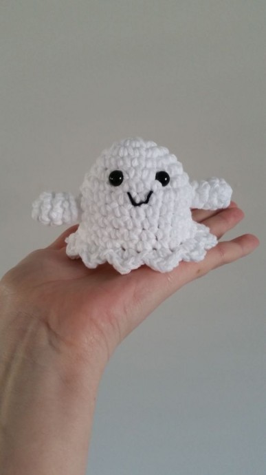Create Your Own Adorable Little Fall Ghostie with This Easy Crochet Pattern Create Your Own Adorable Little Fall Ghostie with This Easy Crochet Pattern