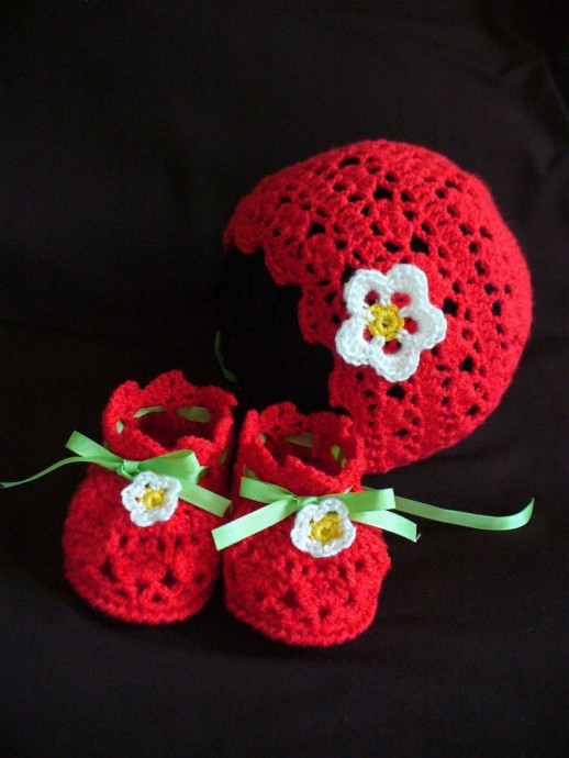 Create Adorable Crochet Strawberry Baby Booties for Your Little One with This Easy Pattern Create Adorable Crochet Strawberry Baby Booties for Your Little One with This Easy Pattern