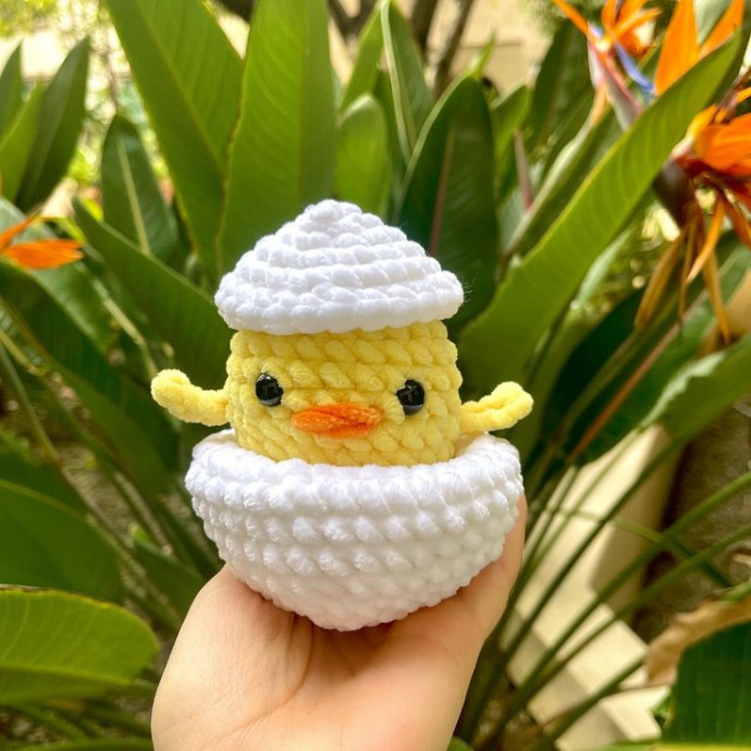 Create Your Adorable Hatching Chick with This Detailed Crochet Pattern