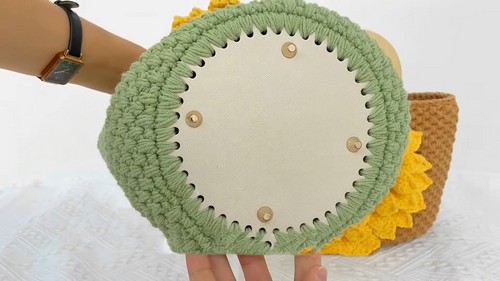 Create Your Own Crochet Sunflower Handbag: A Step-By-Step Guide to Stylish Accessories