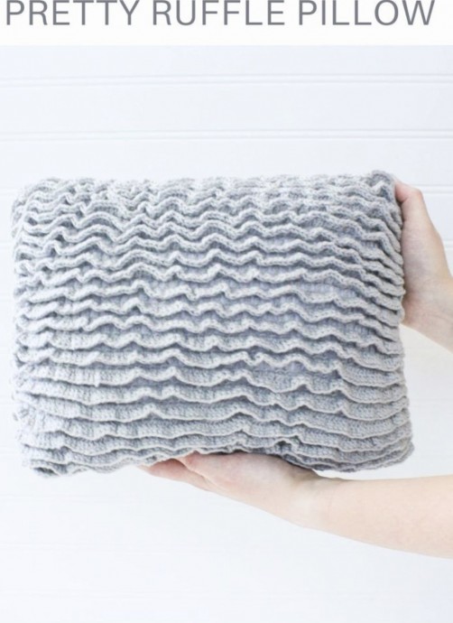 Crochet Ruffle Pillow (Free Pattern)