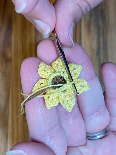 Create Beautiful Crochet Mini Sunflowers: A Step-by-Step Guide with Special Stitches and Patterns