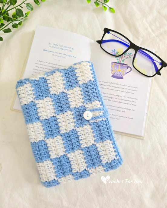 Create a Cozy Crochet Checkered Book Sleeve – Stylish Accessory for Book Lovers