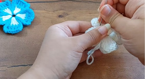 How to Create a Beautiful Crochet Flower with White and Orange Petals &ndash; Step-by-Step Guide