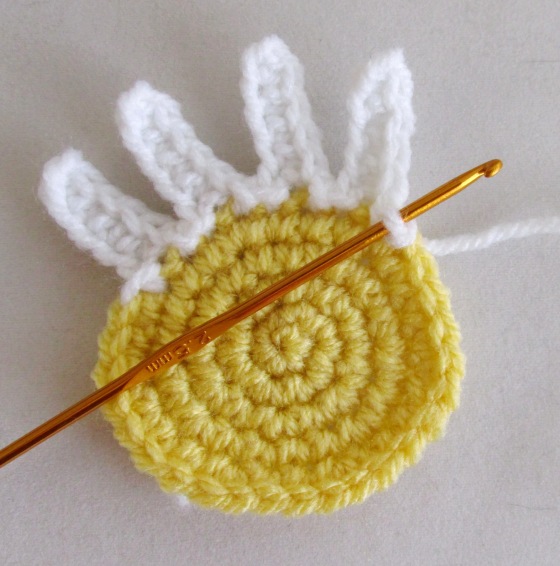 Create Charming Crochet Amigurumi Daisy Pincushions for Your Crafting Space