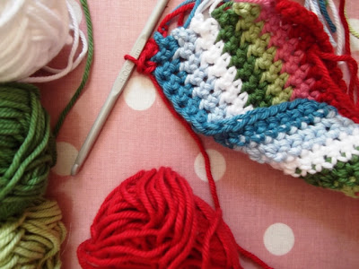 Create a Charming Crochet Garden Flower Mobile Phone Pocket with Easy Steps