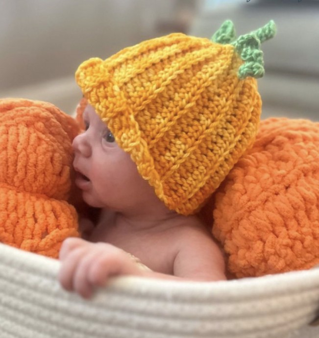 Crochet Baby’s Pumpkin Beanie (Free Pattern)
