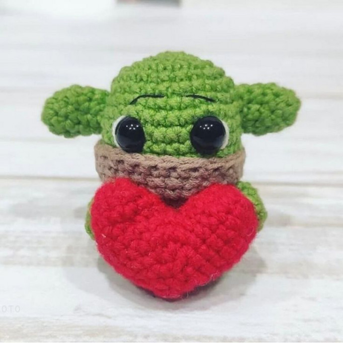 Crochet Baby Yoda With Heart Amigurumi