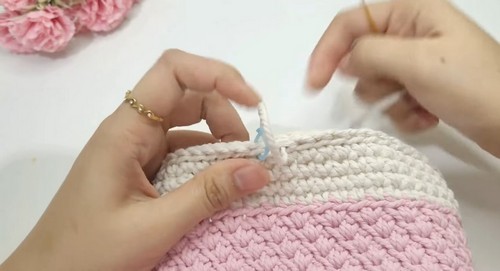 Create Your Own Crochet Twisted Sling Bag: A Stylish Accessory for Every Occasion