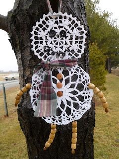 How to Create a Charming Crochet Doily Snowman for Winter Decor