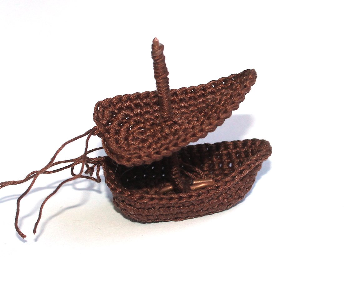 How to Crochet a Charming Bookmark Ship: A Step-by-Step Guide with Images
