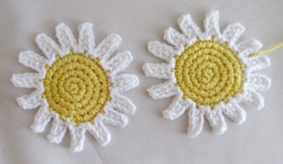 Create Charming Crochet Amigurumi Daisy Pincushions for Your Crafting Space