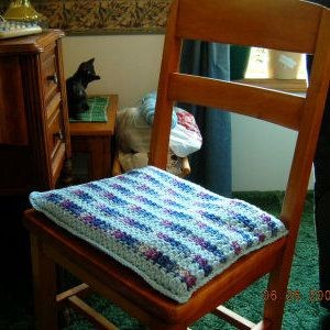 Create Your Own Cozy Crochet Stacked Clusters Seat Cushion for Stylish Home Decor