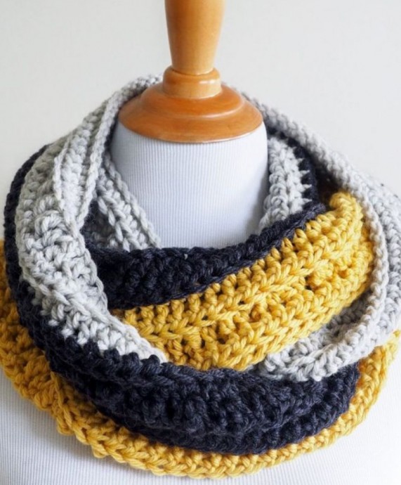 Crochet Tri-Toned Chunky Infinity Scarf (Free Pattern)